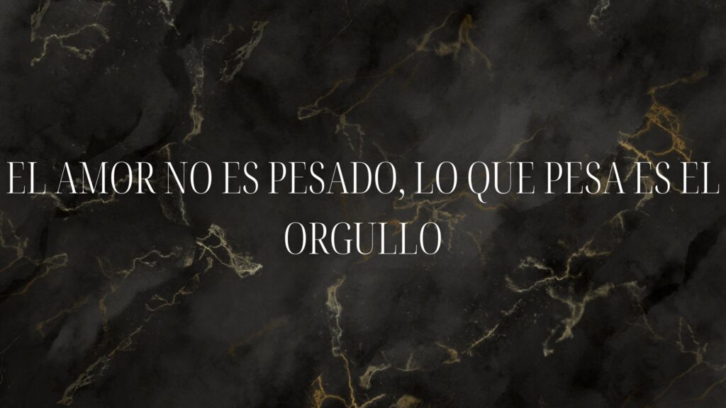 piedra negra con cartel El amor no es pesado, lo que pesa es el orgullo